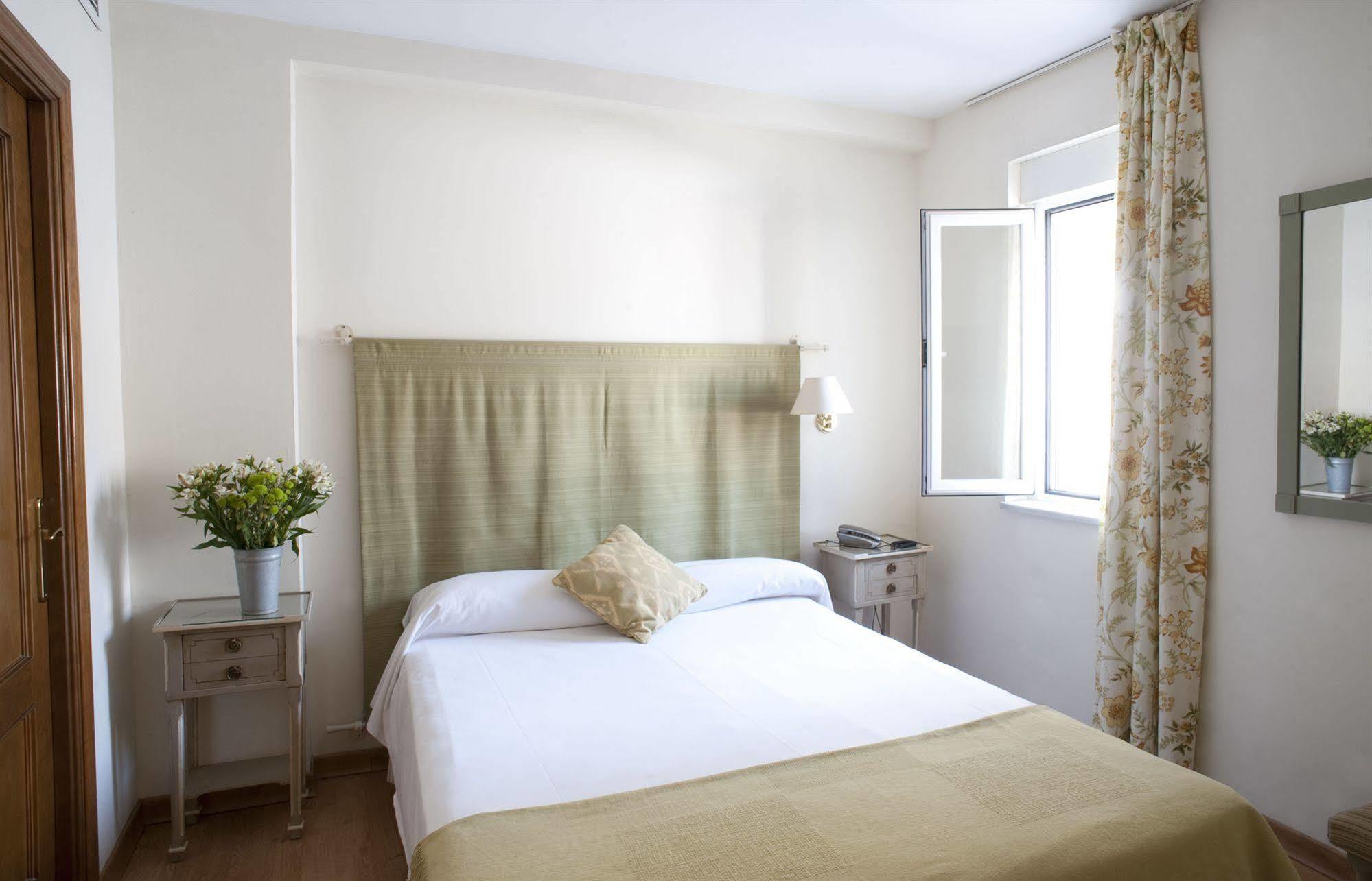 Hotel Alcántara Siviglia Esterno foto